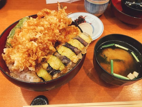 天ぷら 阿部 銀座本店 平日ランチなら1000円で美味しい天丼が食べられる ビブグルマン掲載店 歩いてローカル